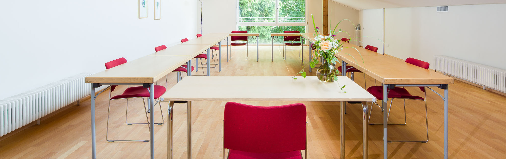 Raum 9 - U-Form mit Tischen