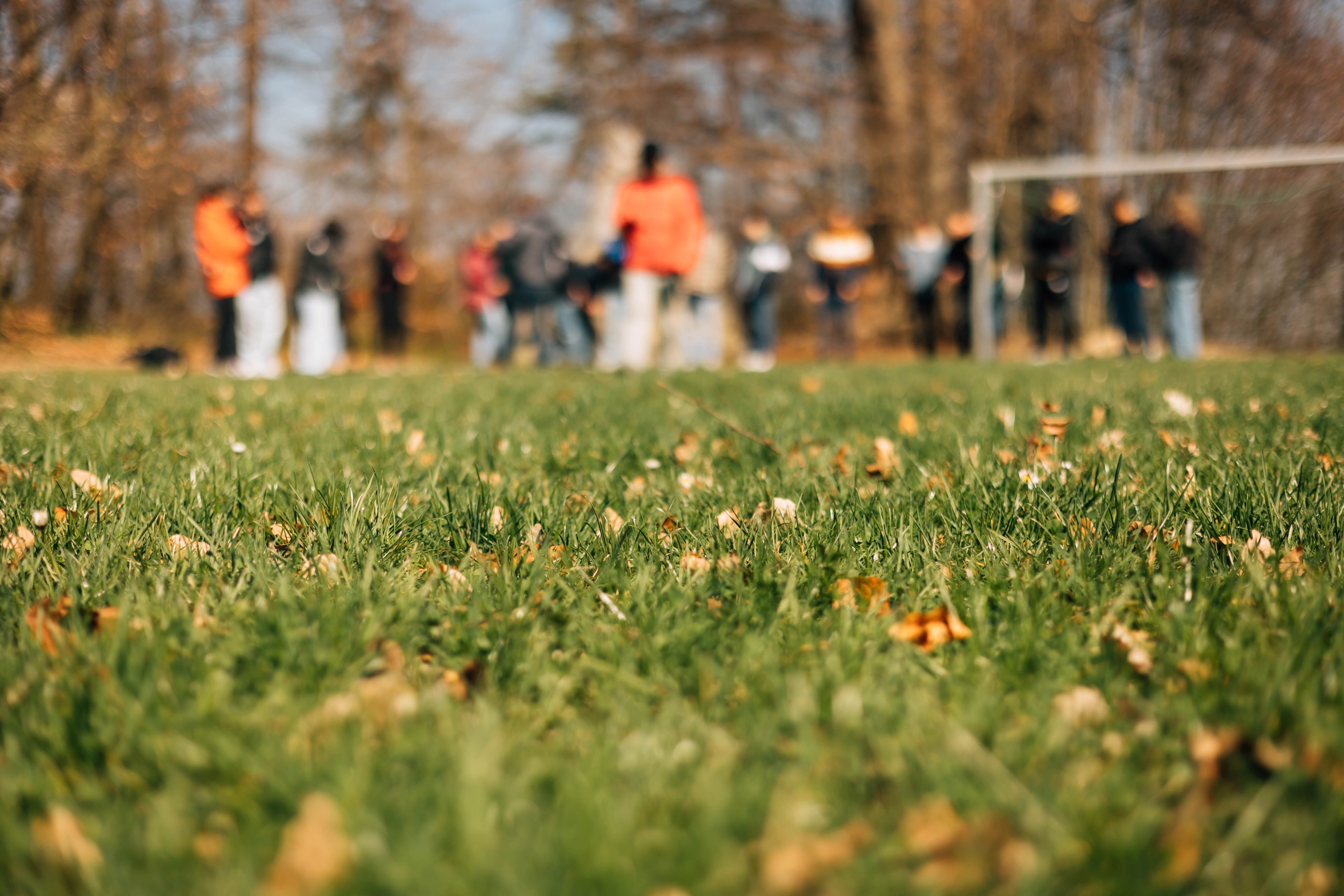 Jugendliche am Fußballplatz