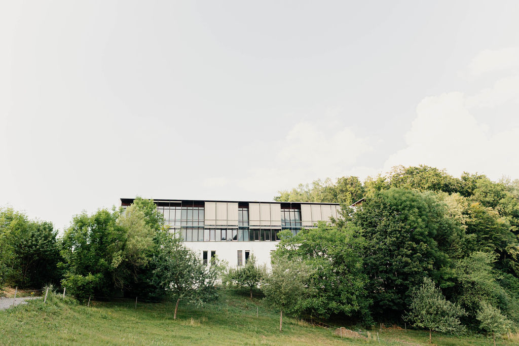 Die Südseite des Haupthauses im Sommer, mitten im Grünen.