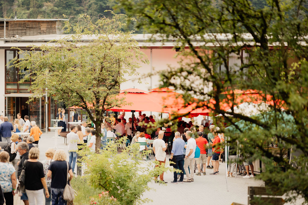 Im Hof von Arbogast sind Menschen im Gespräch.