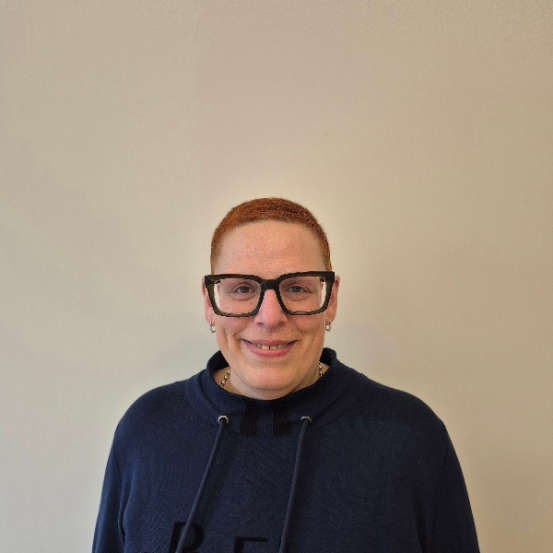 Manuela Figo vor weißer Wand